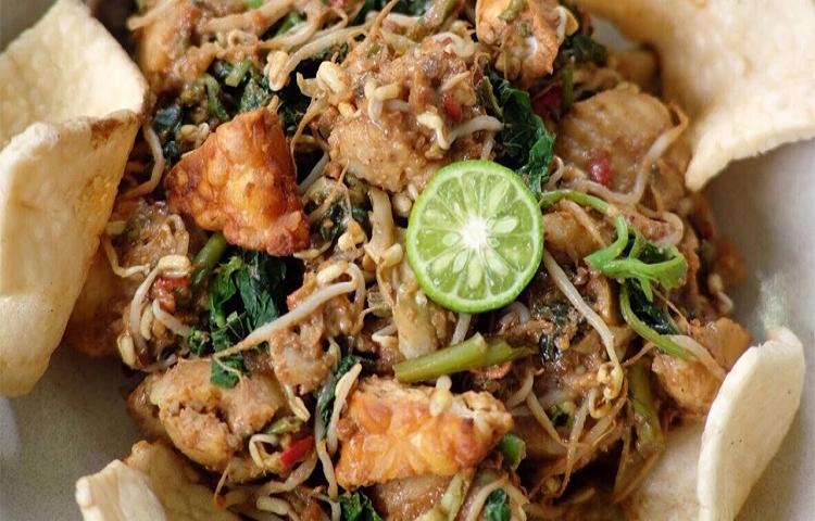Kuliner Tradisional Bali di Pasar Badung Denpasar: Lawar, Tipat Cantok, dan Jaje Bali
